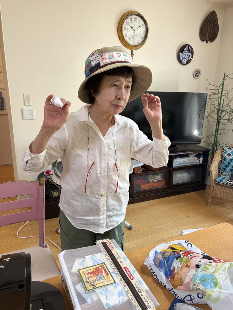 ご自身で制作されたお帽子をかぶってニッコリの生徒さん
